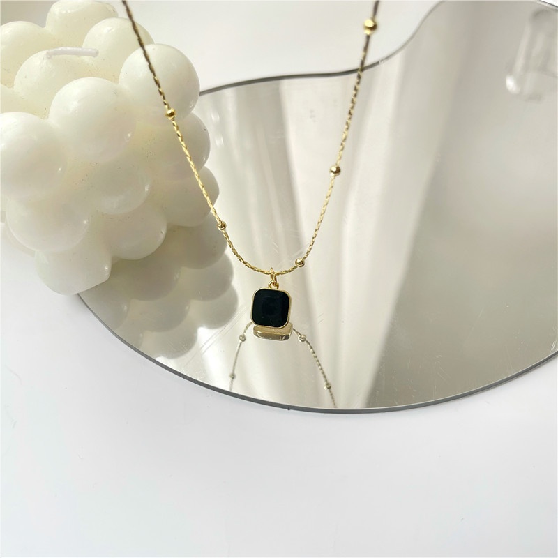 Kalung Rantai Clavicle Simple Dengan Liontin Persegi Warna Hitam Untuk Wanita