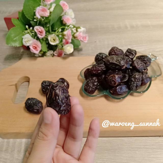 

Kurma Ajwa PREMIUM 1kg / Kurma Ajwa Madinah / Kurma Nabi