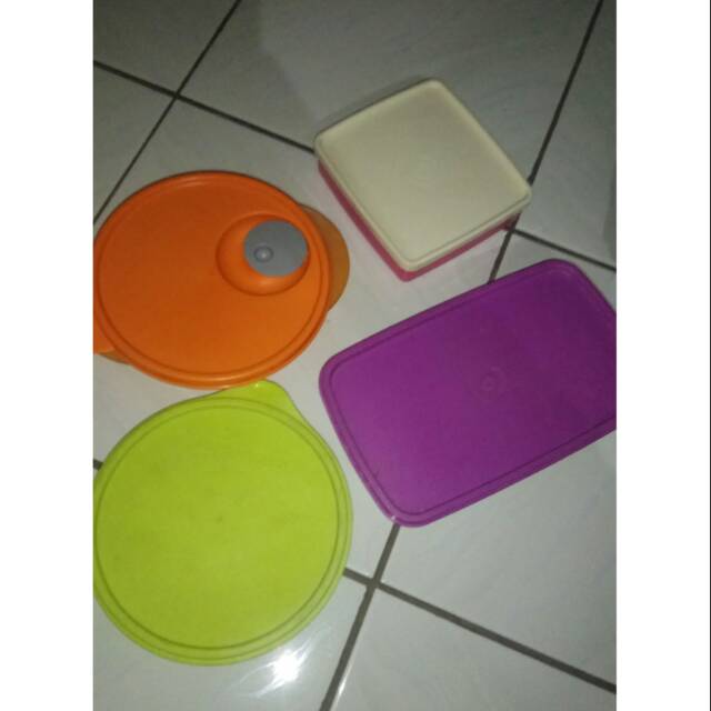 Tempat makan kotak dan bulat tupperware