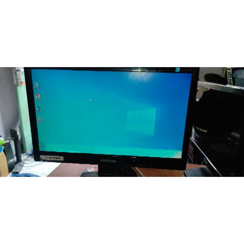monitor komputer lcd Samsung 19 in minus bawah