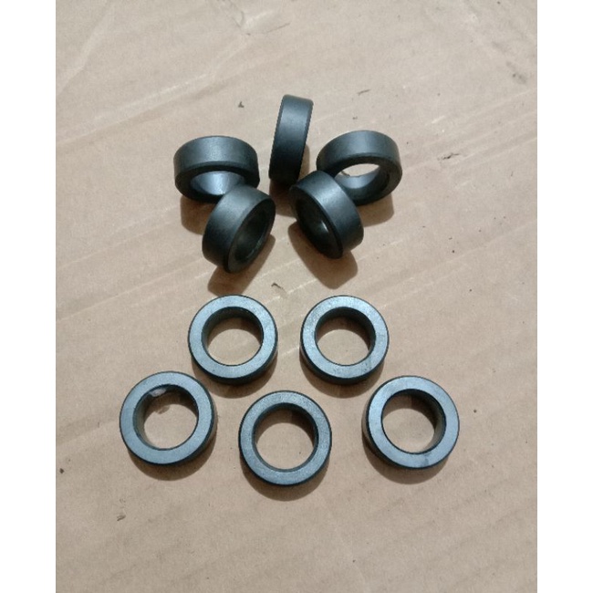 Ferrite magnet donat ukuran rada kecil dan rada besar, ( diameter 16.0 x 9.4 x 3.0 mm dan 22.2 x 13.