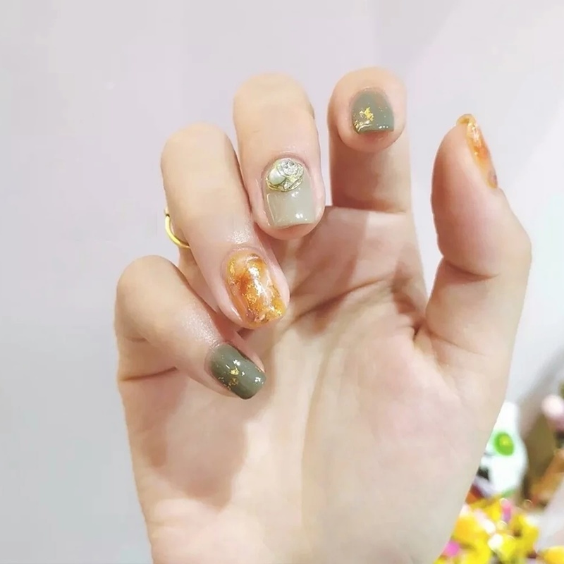 [3g / Bottle Nails Art Gold and Silver Foils Flakes Crafts] [ Nail Art Decorations] [DIY Manicure Accessories]