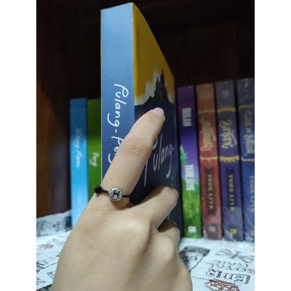 Cincin Huruf Inisial Bulat Silver Huruf Hitam Tali tipis Waterproof