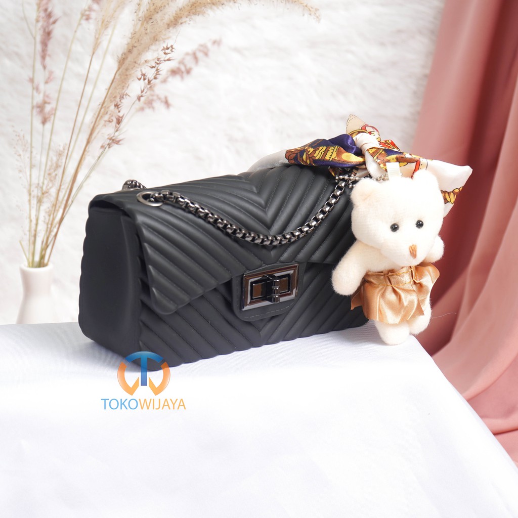 Tas Jelly Chevron Matte Salur Size 18 Cm Rantai Hitam (Gratis Boneka &amp; Syal)