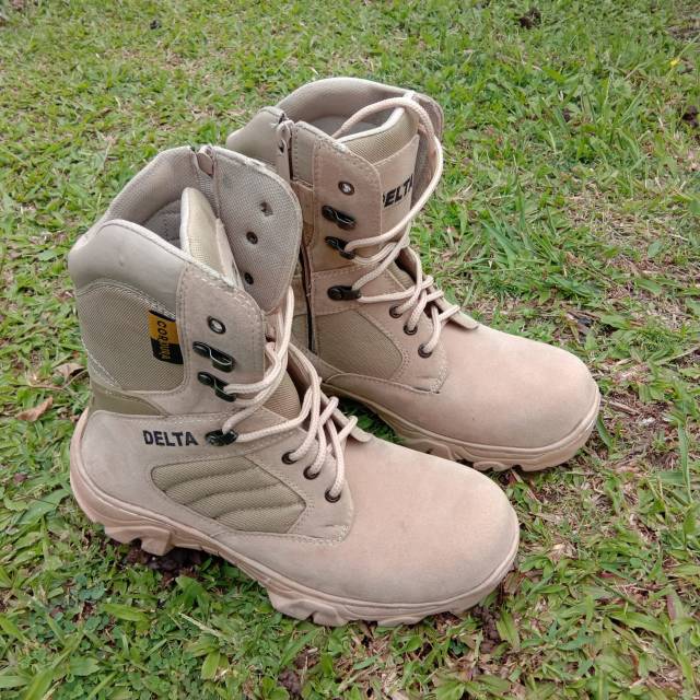 Sepatu boot delta