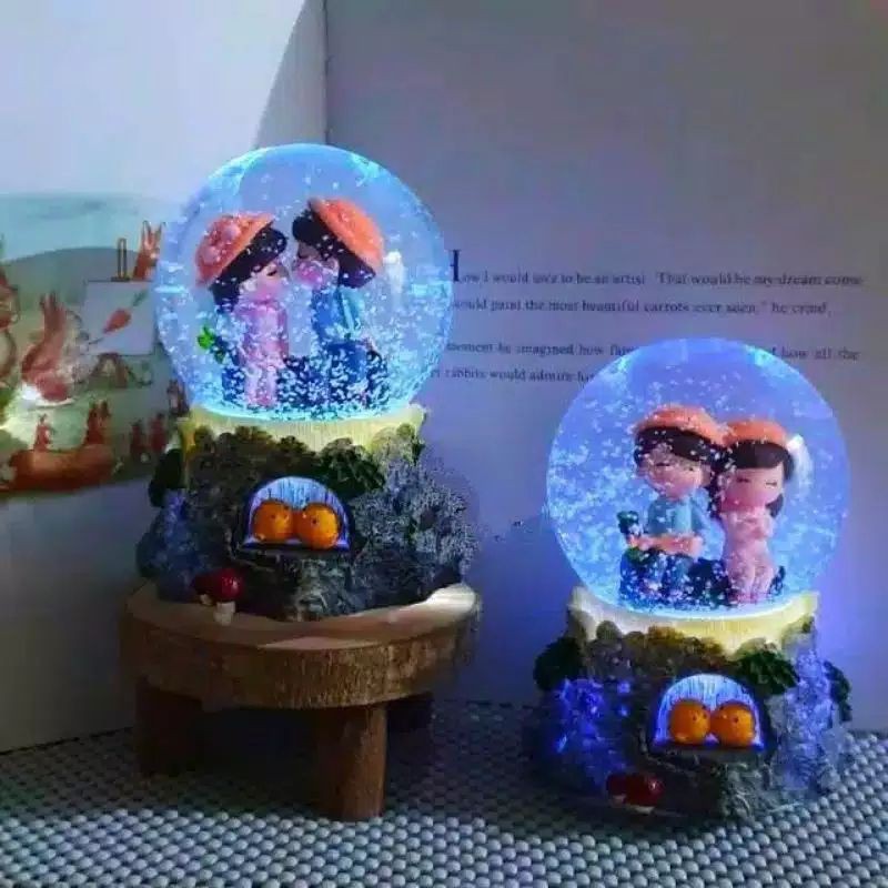 Banyak ModelKotak musik lampu bola salju couple pasangan / Snowball Snow Globe / bola kristal  salju