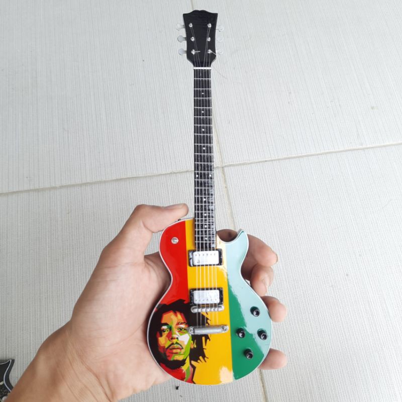 miniatur gitar gibson lespaul Bob marley koleksi the beatles aksesoris action figure