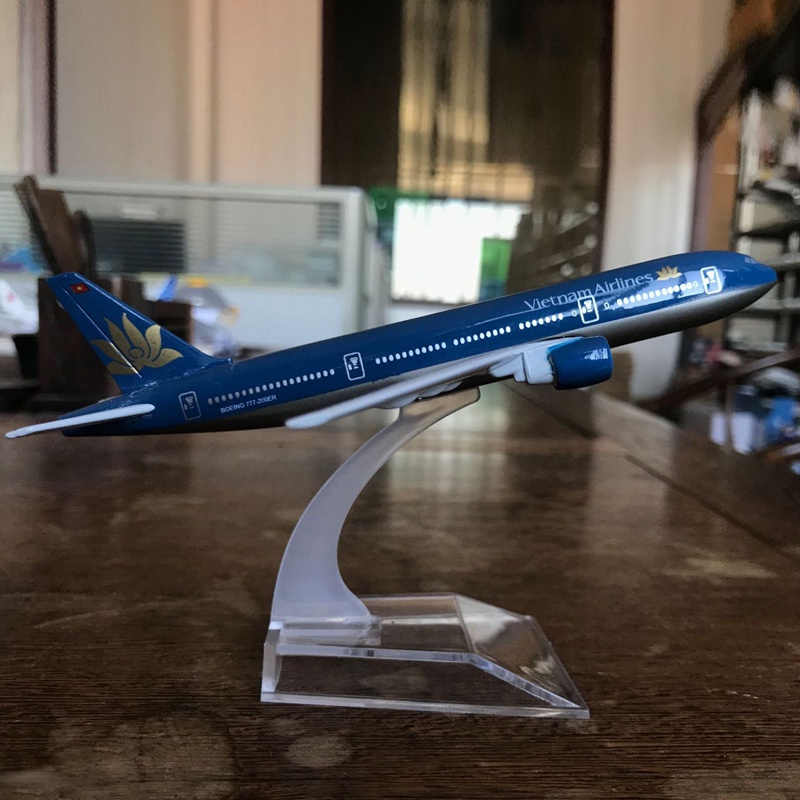 Model Pesawat Terbang Vietnam Airlines Boeing 777 787 A350 Airbus 320 Bahan Alloy Ukuran 16CM