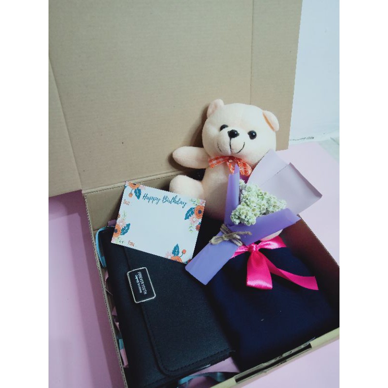 

HAMPERS HIJAB + DOMPET / KADO GRADUATION/ BIRTHDAY/ ANNIVERSARY / GIFT BOX