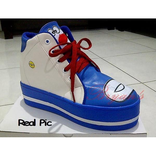 Vektor Tegak Gambar  Doraemon Di Sepatu