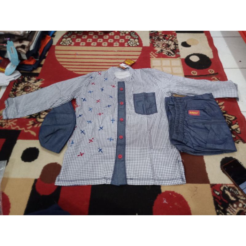 Koko Anak Laki-laki Dannis