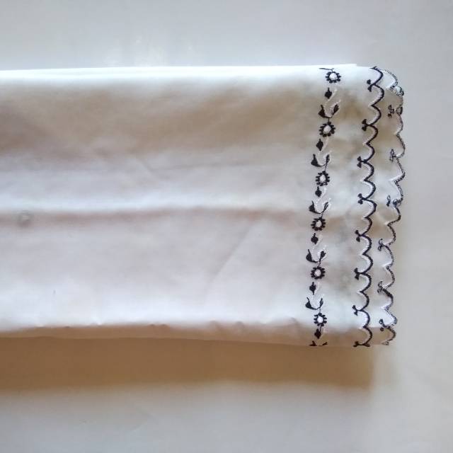 Preloved hijab segi empat bordir / hijab pesantren / kerudung segi empat putih