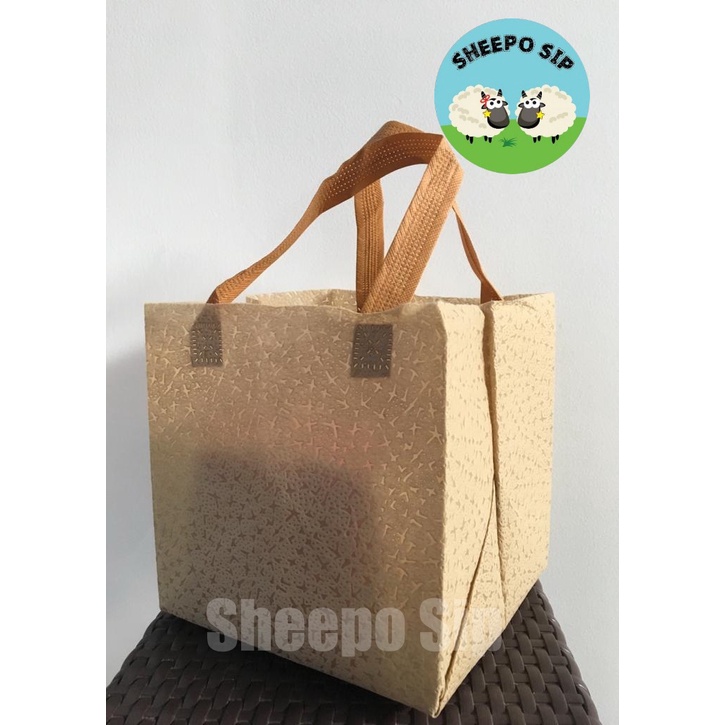 

TAS SPUNBOND EMBOS KOTAK NASI 18X18 - TAS SELAMETAN DUS NASI 18X18 - TAS SNACK - TAS BERKAT NASI KOTAK - TAS HAJATAN