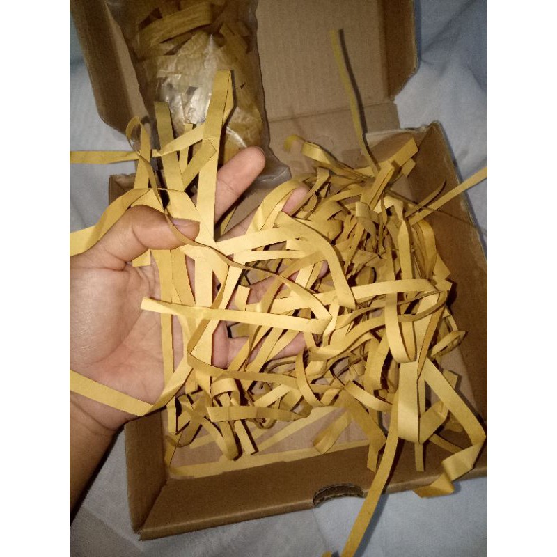 

Kertas serut untuk alas hampers atau gift box