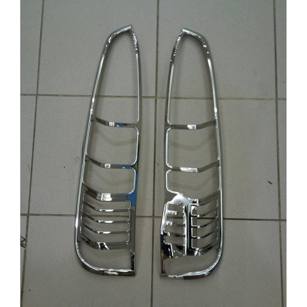 garnish lampu belakang mobil taruna