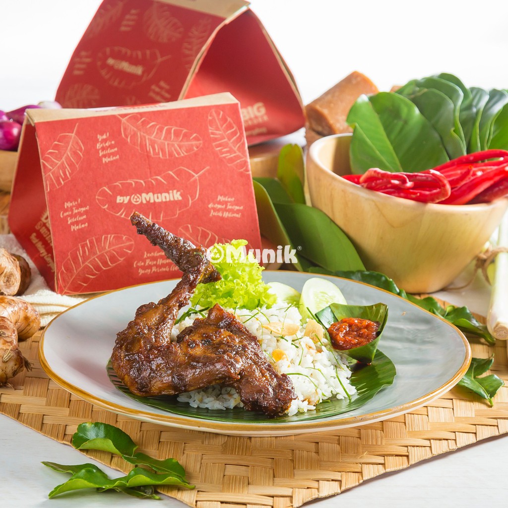 

Munik Resto's Nasi Daun Jeruk Ayam Bakar (Kemasan Box)
