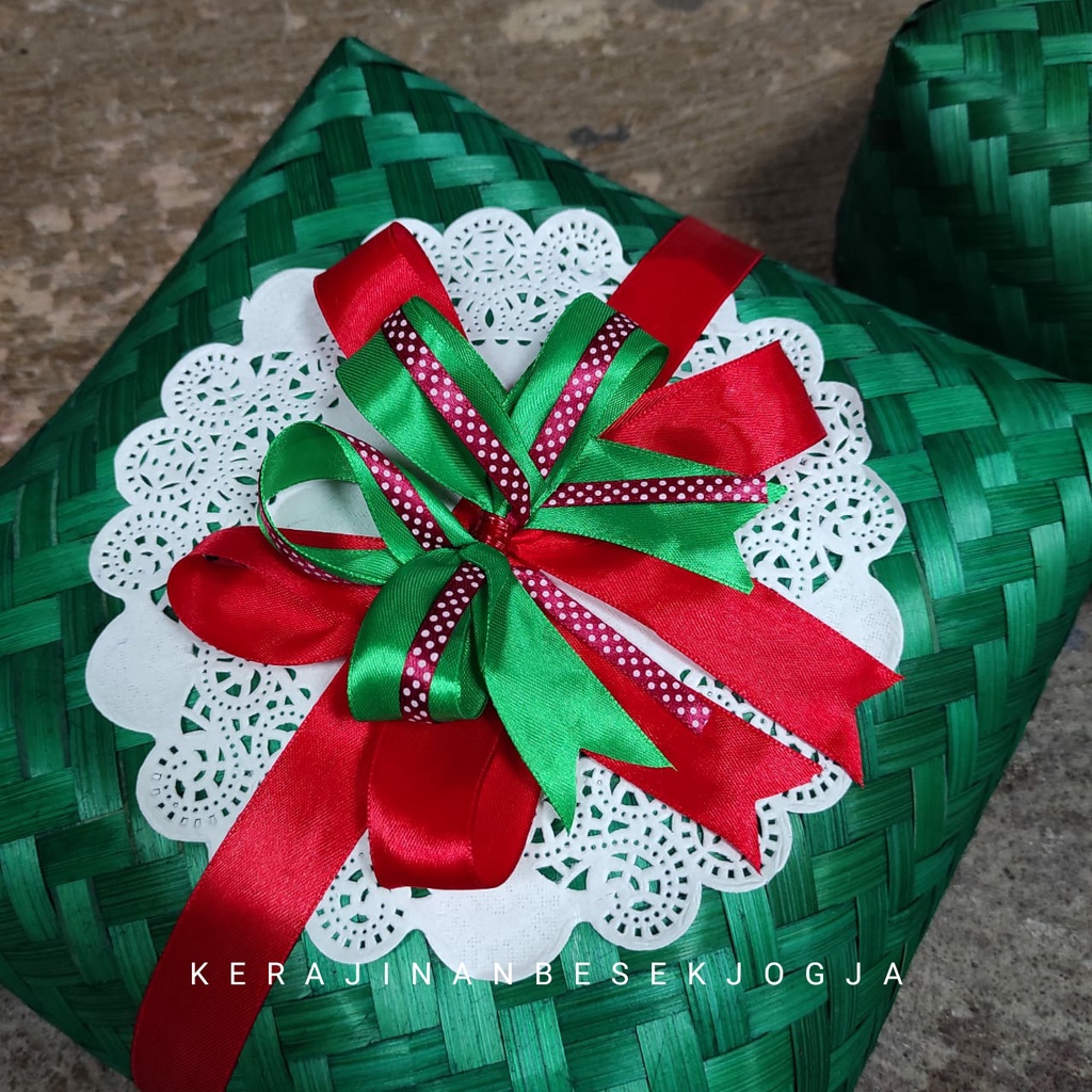 SEPASANG BESEK WARNA/BLICING PITA NATAL ANEKA UKURAN  besek warna besek blicing besek natal perayaan