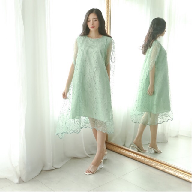 Long lace tile dress