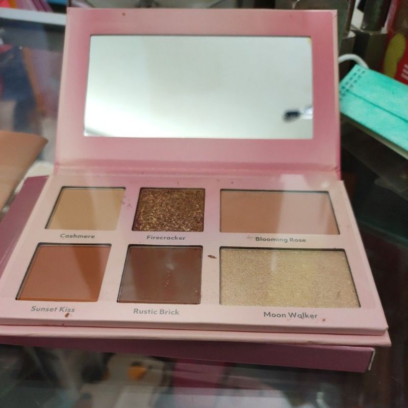 Marina glow ready eyeshadow palette