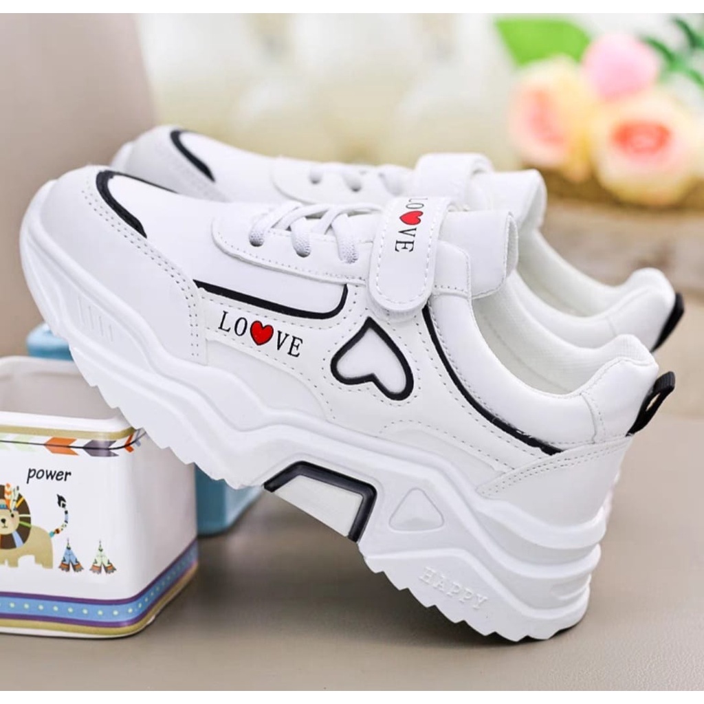 Sepatu sneakers motif love