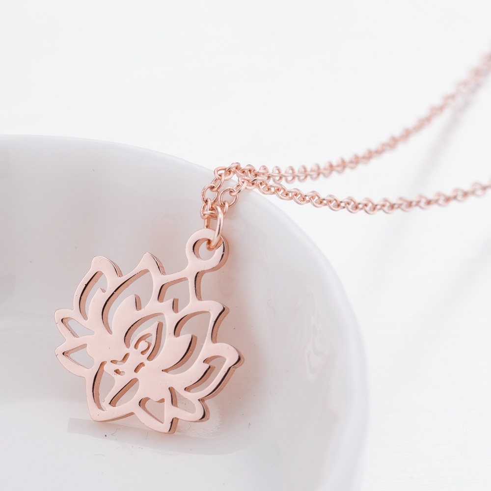 Kalung Rantai Dengan Liontin lotus Tengkorak Bahan stainless steel Gaya Eropa Amerika Untuk Wanita