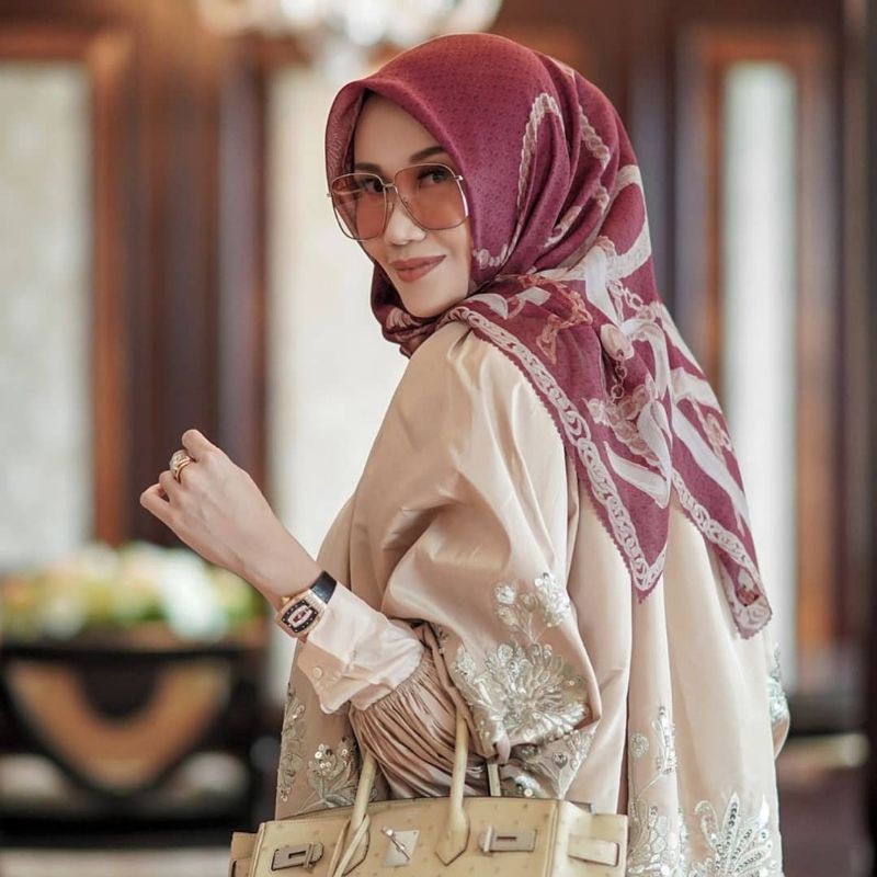 PRELOVED VVGC BUTTONSCARVES CHAIN SERIES RUBY