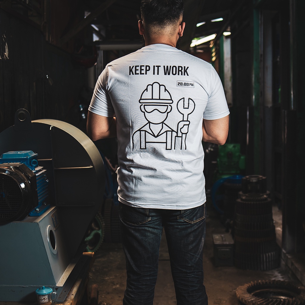 REISEN GEAR - WORKAHOLIC | KAOS BAHAN 100% KATUN DINGIN MODEL WORKAHOLIC BAHAN NYAMAN COCOK UNTUK KAOS KERJA DAN KAOS SEHARI HARI JENIS COTTON COMBED 24S