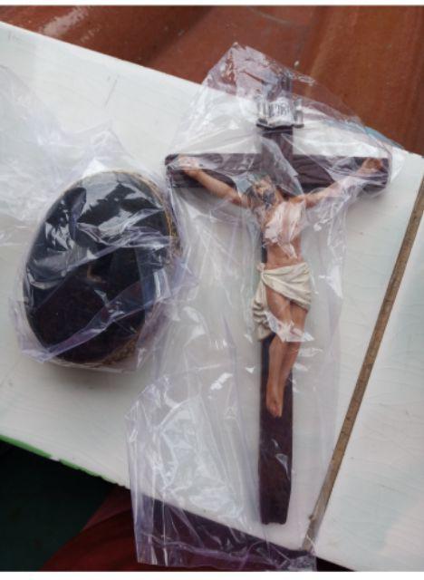 Salib Yesus Duduk Motif Kayu 21 Cm