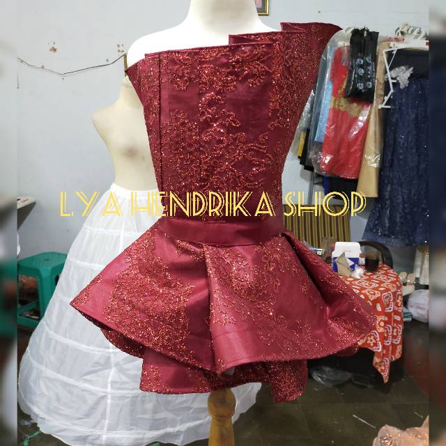 Peplum dan kipas lepas pasang gaun pengantin