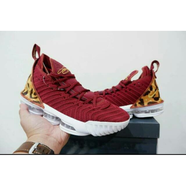 SEPATU BASKET NIKE LEBRON 16 KING COURT RED