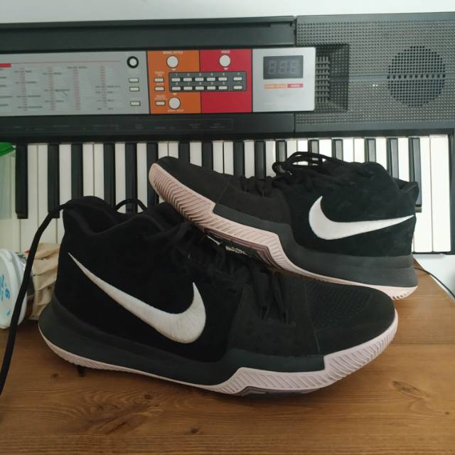 Sepatu basket Nike Kyrie 3 size 42,5 original