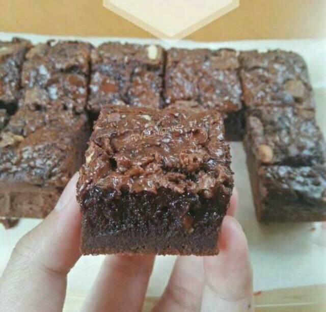 

Fudgy Brownies Medium Size (22x10cm)