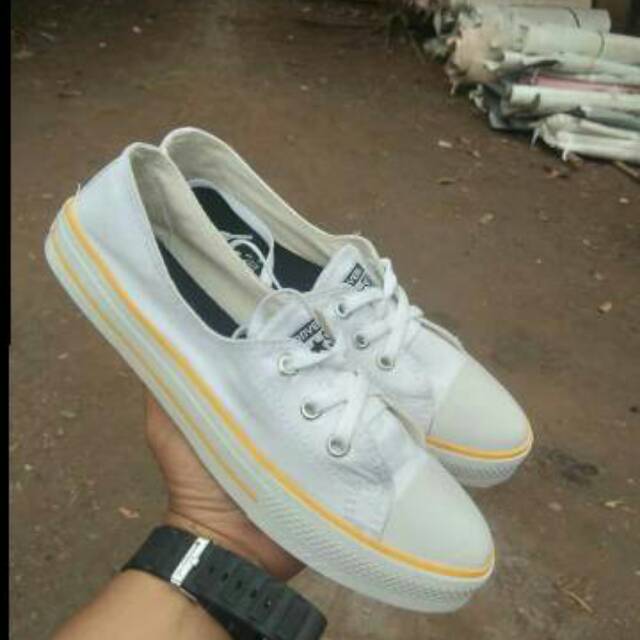 Sepatu converse cewek lobang 3 grade ori