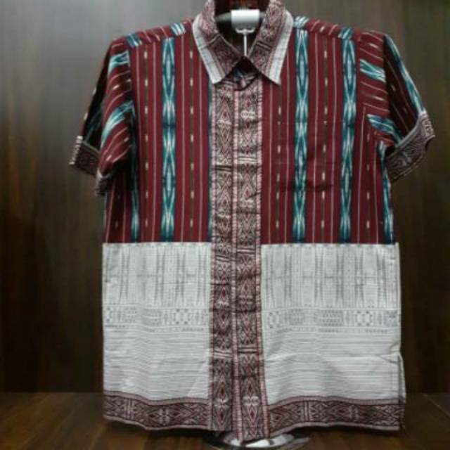 Kemeja batik Batak bahan katun merah motif ulos ragi hidup