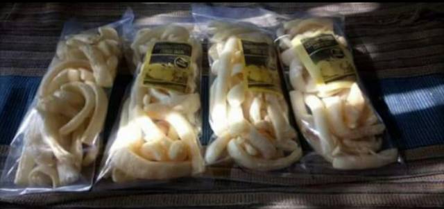 

Krupuk rambak sapi mentah