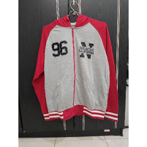 Preloved Jaket Unisex Merk Nevada Merah Abu-Abu Putih Pria Wanita Original Second Matahari Size L Pa
