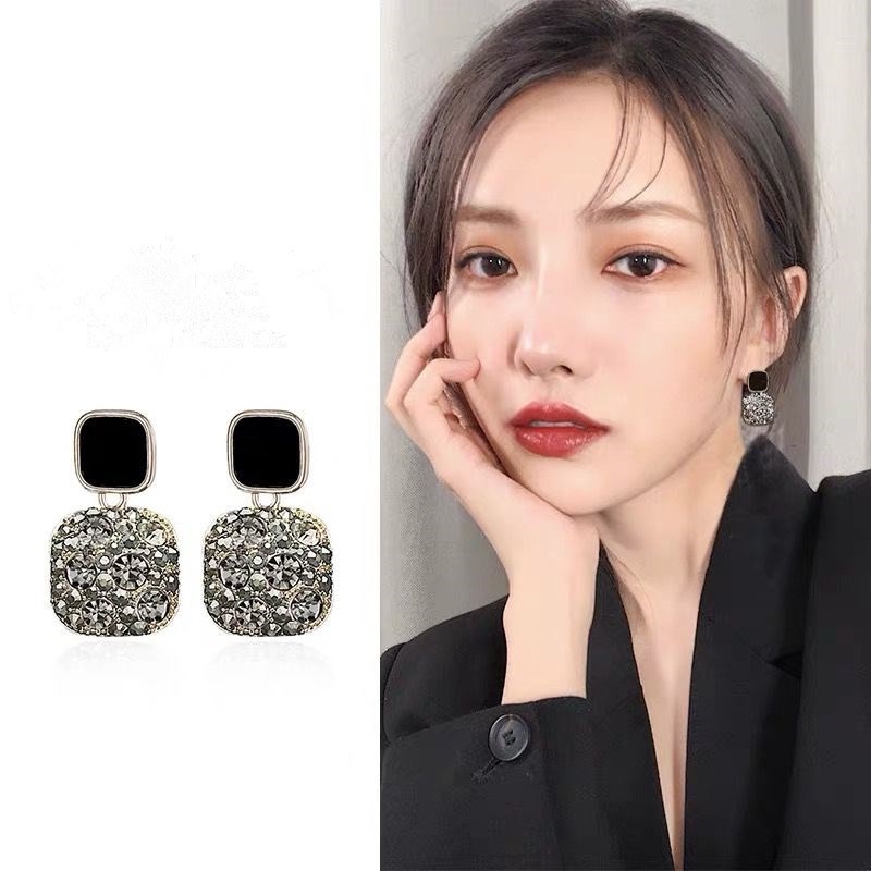 Anting Geometri Drop Diamond Model Korea Elegant