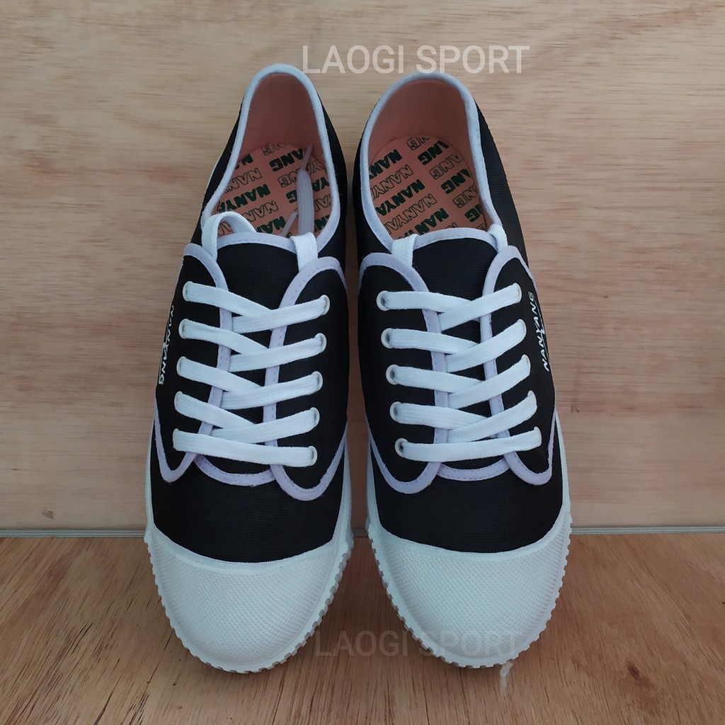 Sepatu takraw Nanyang motif hitam putih