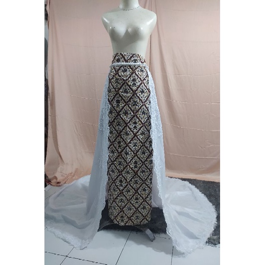 ekor kebaya pengantin putih