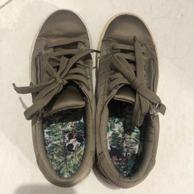 Sepatu sneakers stradivarius preloved