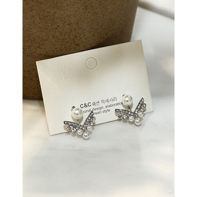 LRC Anting Tusuk Fashion Silver Diamond Stud Earrings With Pearl Geometry D66082