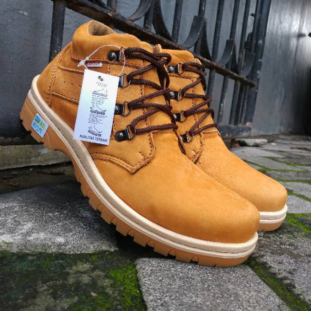 Sepatu Boots Pria Kulit Asli jenis Kulit Nubuck atau Kulit Balik Original Kode RLB.13