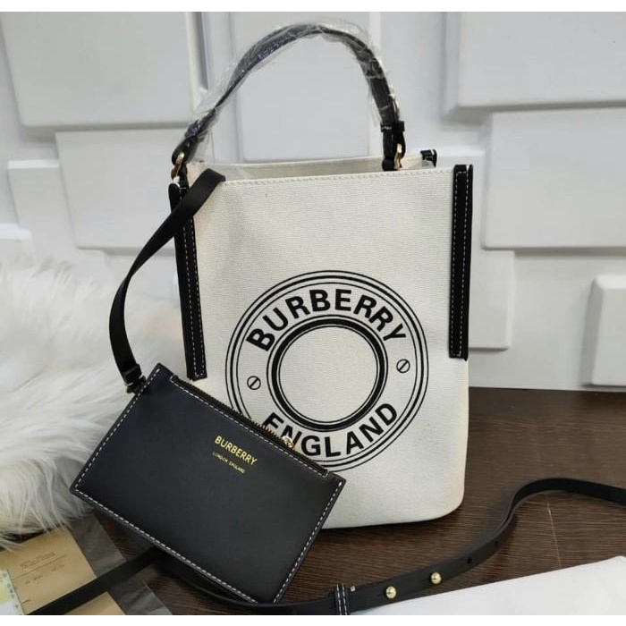 Bag Canvas - Tas Burberry Logo Graphic Peggy Bucket Bag Cotton Canvas