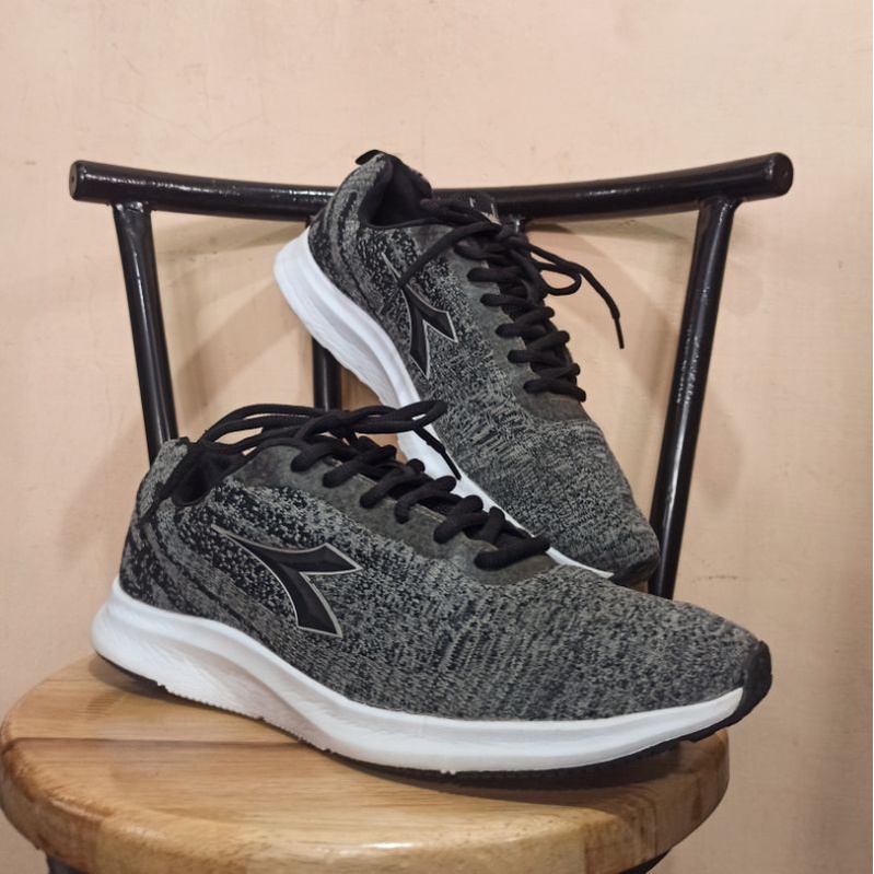 Sepatu Diadora Lorenzo Pria Men 43 Sneakers Bekas Preloved