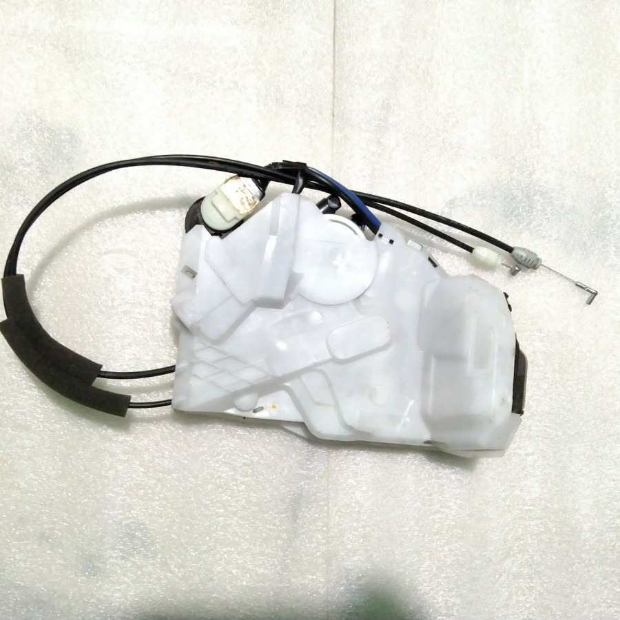 Door Lock Pintu Tengah Toyota Sienta Original