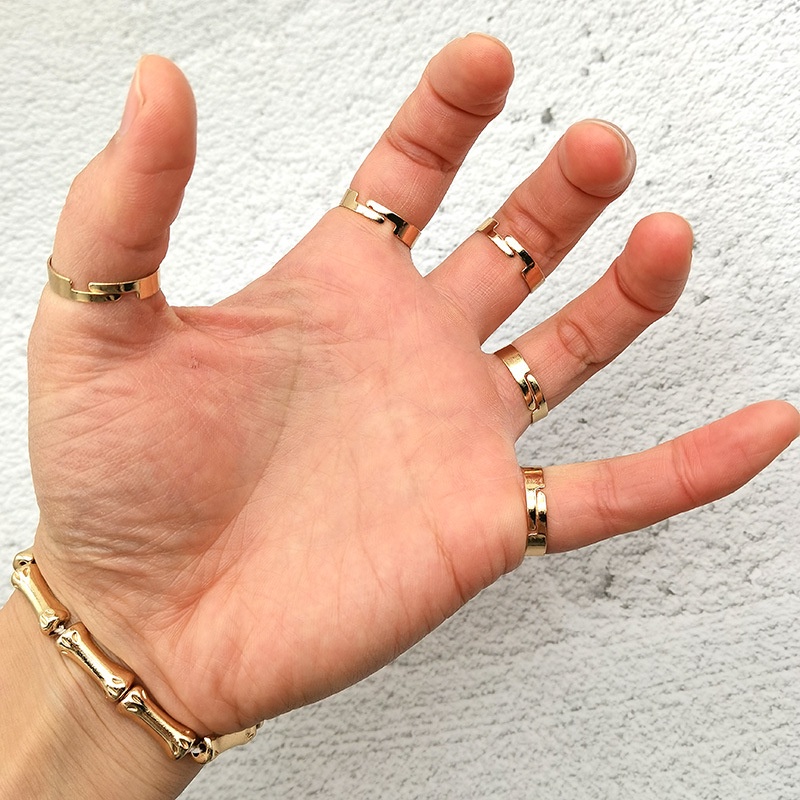 Gelang Tangan Elastis Adjustable Desain Tangan Tengkorak Bahan Zinc Alloy Warna Silver / Gold / Hitam Untuk Pria / Wanita