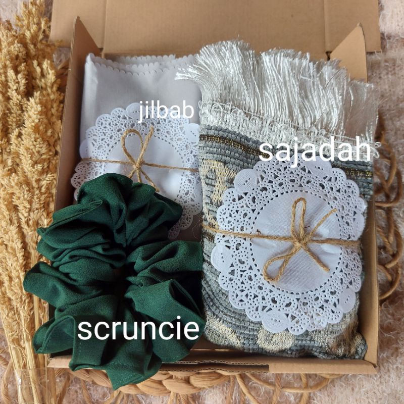 

Hampers sajadah | kado | hadiah | ulang tahun | wisuda