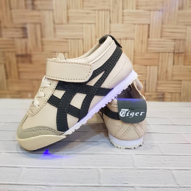 Sepatu sekolah sepatu anak sepatu paud sepatu baby sepatu sneakers velcro