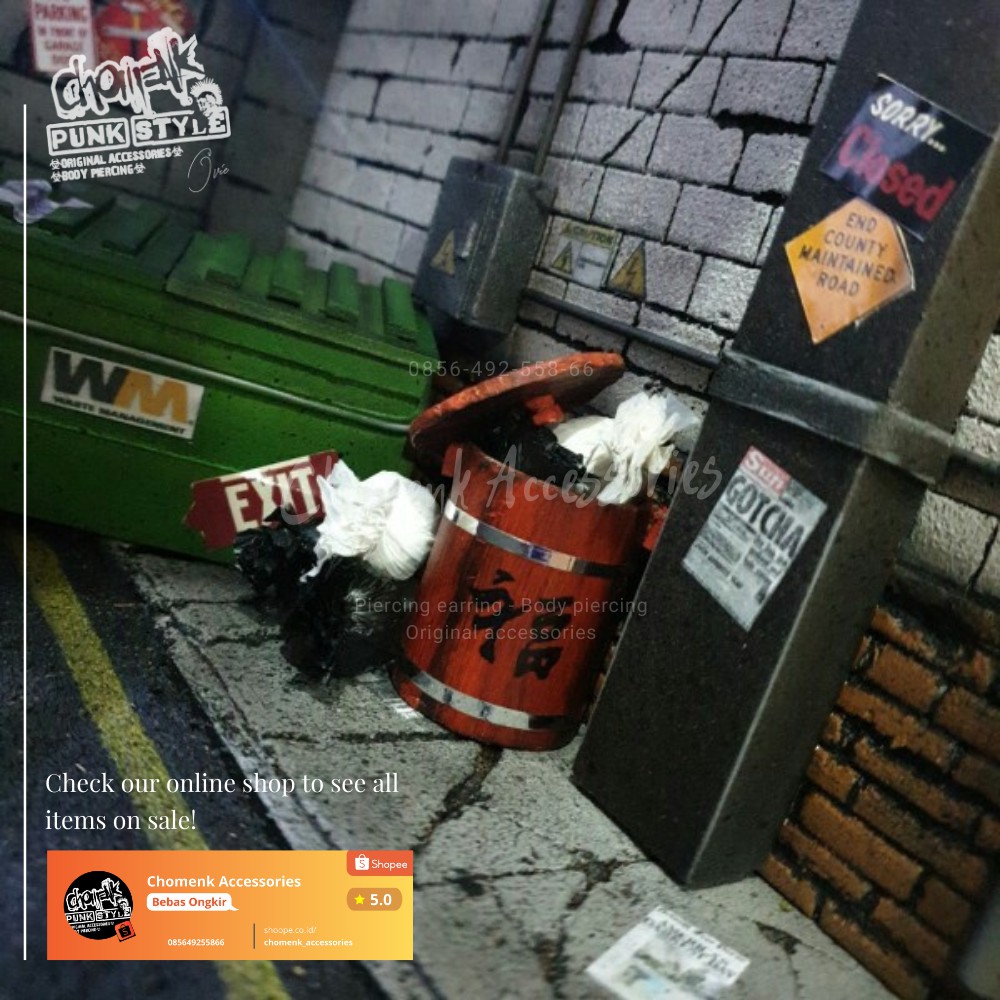 Diorama-miniatur Tong sampah Jepang. Maroon