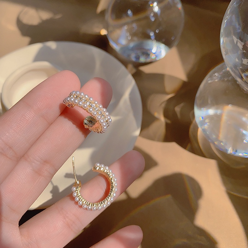 Anting Stud Bentuk Hati Asimetris Aksen Mutiara